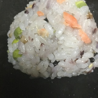 豆ご飯と塩鮭でおにぎり